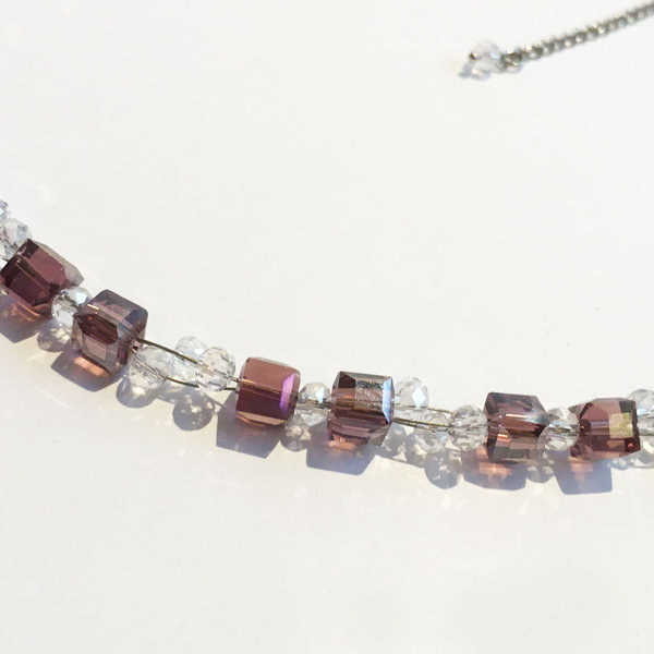 Halskette mit Glas-Würfelperlen - kristall-klar-amethyst