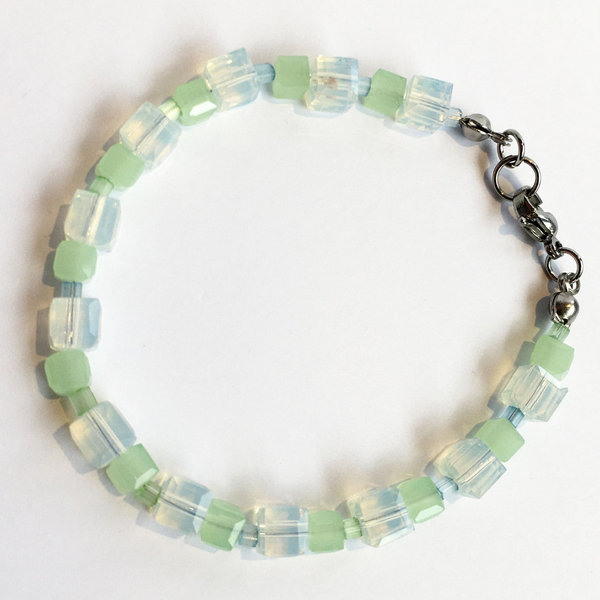 Armband mit Glas-Würfelperlen - whiteopal-hellgrün