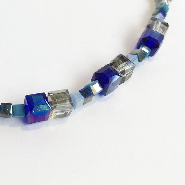 Armband mit Glas-Würfelperlen-  blau-grau