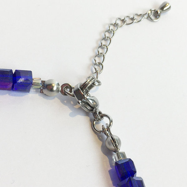 Armband mit Glas-Würfelperlen - kobaltblau-kristall