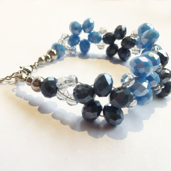 Armband mit Glas-Facettperlen  und Edelstahlanhänger "Stern" - hellblau-graublau-kristall