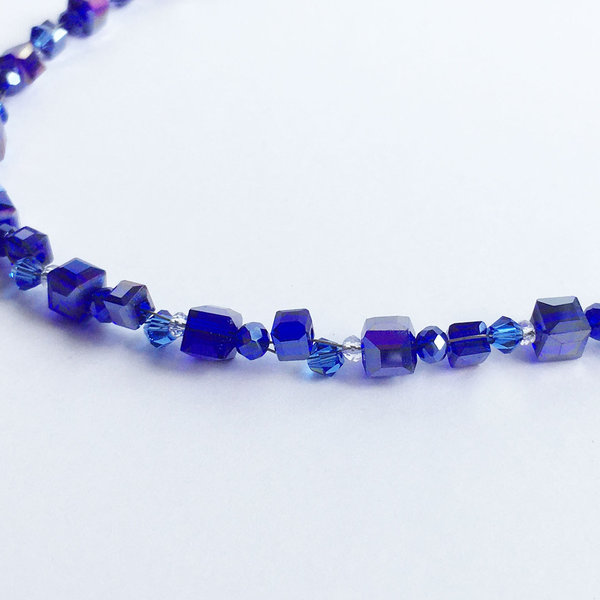 Halskette mit Glas-Würfelperlen - kobaltblau