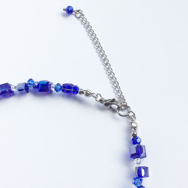Halskette mit Glas-Würfelperlen - kobaltblau