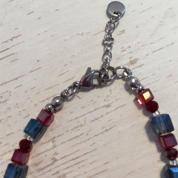 Armband mit Glas-Würfelperlen - blaugrau-rot