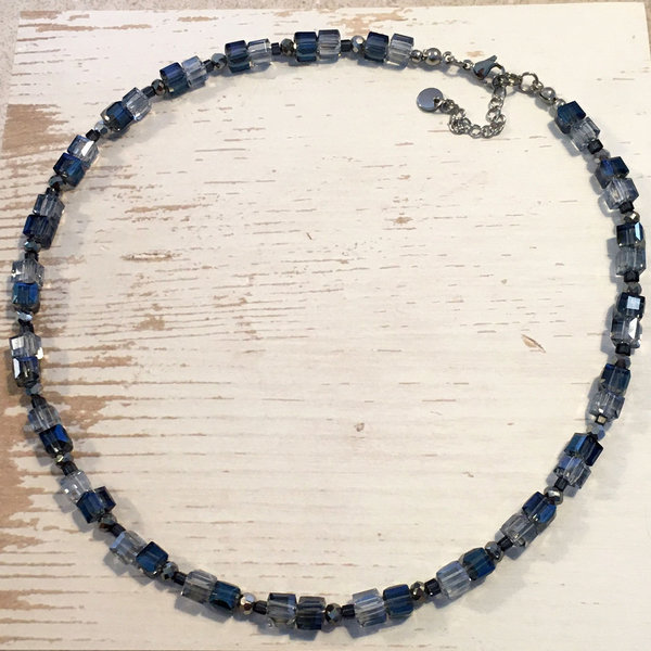Halskette mit Glas-Würfelperlen - grau-blaugrau