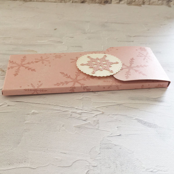 Kleiner Schutzengel aus Rosenquarzperlen mit Lesezeichen in Schachtel